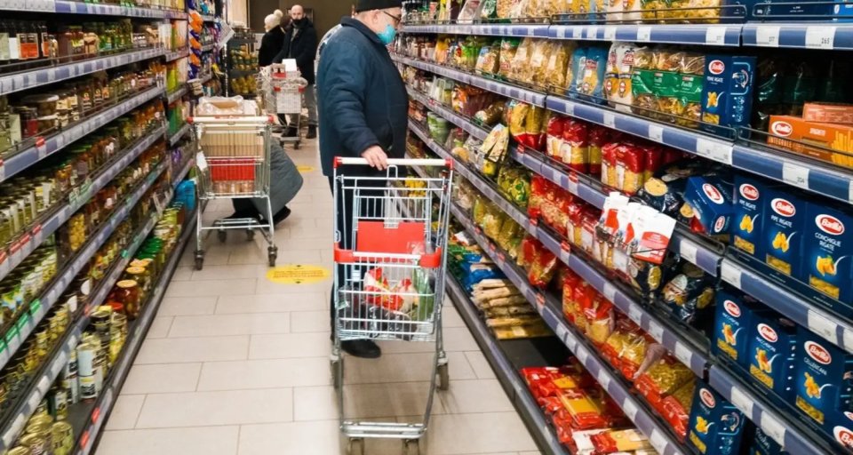 Резкое снижение годовой инфляции при росте цен: как это происходит?