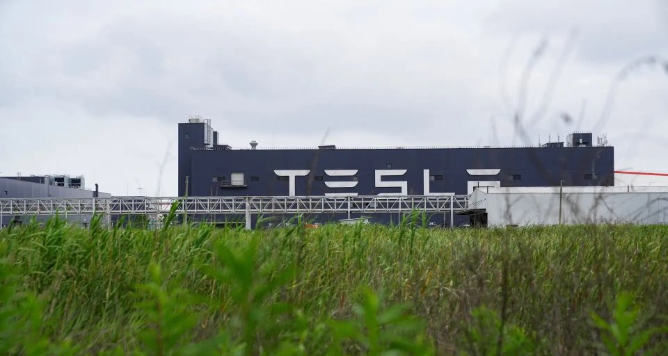 Развитие Tesla в Китае сталкивается с препятствиями из-за перепроизводства в отрасли