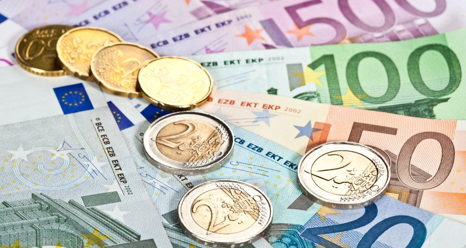 Вкладывая в евро: преимущества, риски и особенности
