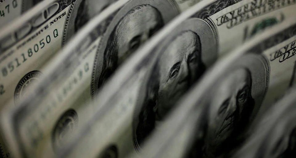 Доллар незначительно снижается после соглашения о долговом потолке в США