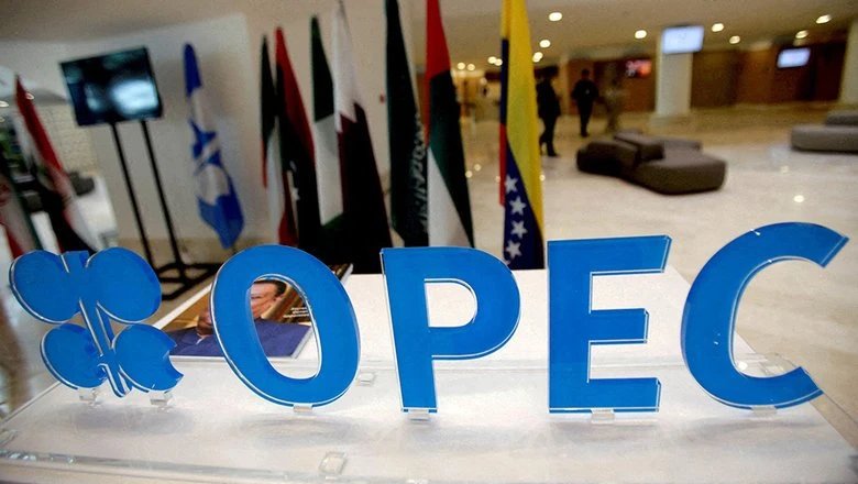 Страны ОПЕК+ договорились продолжить увеличивать объемы добычи нефти
