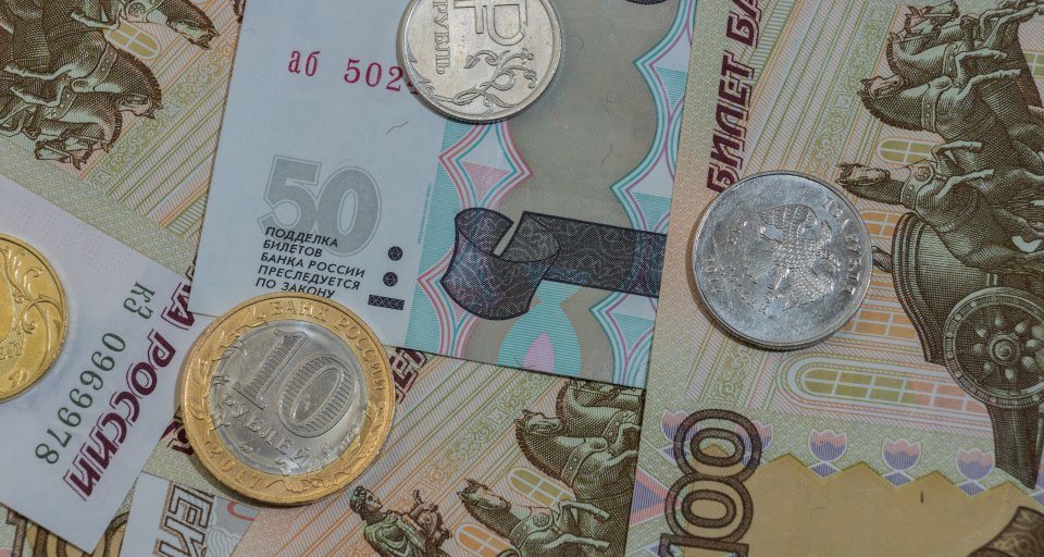 Рубль стал самой слабой валютой