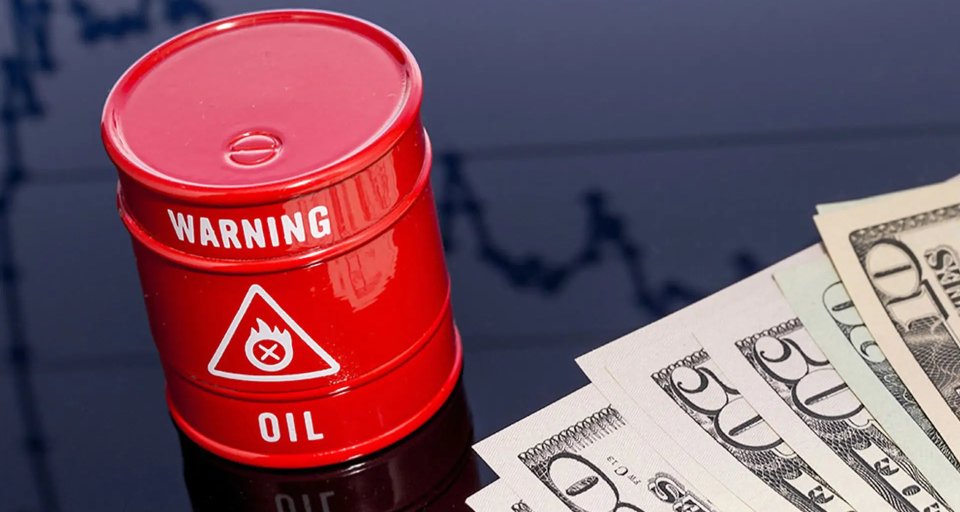 Цены на нефть рухнули в связи с увеличением запасов, вызывая опасения на глобальных рынках