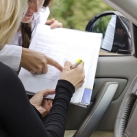 Как правильно переоформить автомобиль на супругу: основные этапы и документы
