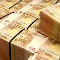 В Россию завезли тонны долларов и евро