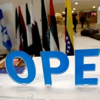 Страны ОПЕК+ договорились продолжить увеличивать объемы добычи нефти