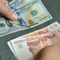 Объем обмена валюты в России вырос почти вдвое на фоне ослабления рубля