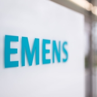 Siemens повышает прогноз на весь год после превышения прогнозов продаж во втором квартале
